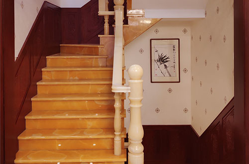 新安中式别墅室内汉白玉石楼梯的定制安装装饰效果